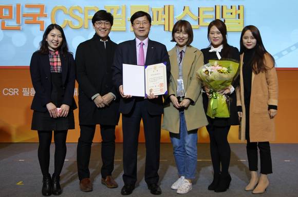 ▲ 한국동그라미파트너스 최창희 대표이사(좌측부터 세번째) 및 임직원들이 기념 촬영하고 있다.ⓒ한국타이어