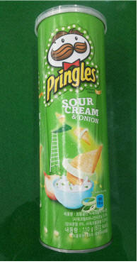 ▲ 도마뱀 시체가 발견된 프링글스 제품.ⓒ식약처.