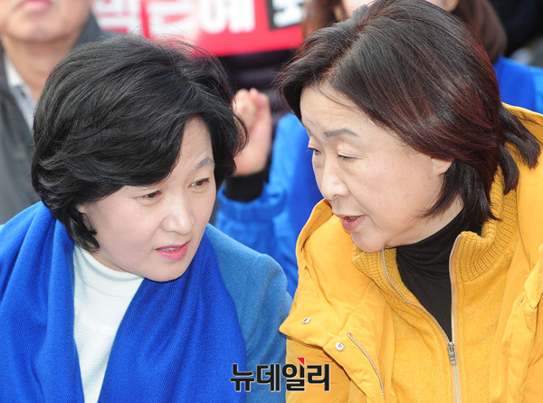 ▲ 더불어민주당 추미애 대표와 의논하는 정의당 심상정 대표 ⓒ 뉴데일리 공준표