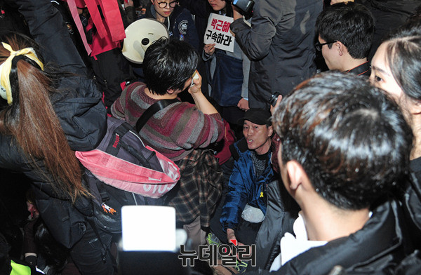 ▲ 평화시위를 주장하며 한 시위자가 자리에 앉자 다른 시위자가 "청와대로 진격해야 한다"고 비판하고 있다 ⓒ 뉴데일리 공준표