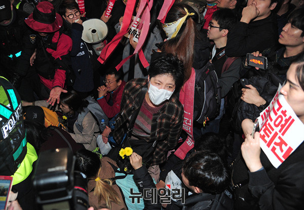 ▲ 평화시위를 주장하며 한 시위자가 자리에 앉자 다른 시위자가 "청와대로 진격해야 한다"고 비판하고 있다 ⓒ 뉴데일리 공준표