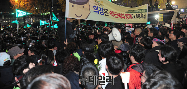 ▲ 평화시위를 주장하며 한 시위자가 자리에 앉자 다른 시위자가 "청와대로 진격해야 한다"고 비판하고 있다 ⓒ 뉴데일리 공준표