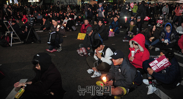 ▲ 평화시위를 주장하며 한 시위자가 자리에 앉자 다른 시위자가 "청와대로 진격해야 한다"고 비판하고 있다 ⓒ 뉴데일리 공준표