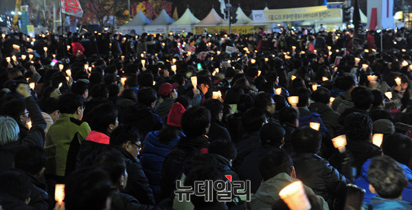 ▲ 19일 광화문 광장 일대에서 박근혜 대통령의 퇴진을 요구하는 '4차 촛불시위'가 열렸다. ⓒ뉴데일리 공준표 기자