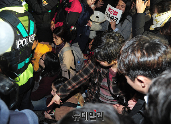 ▲ 한 중년 여성이 평화시위를 하자는 시민들을 위협하면서 청와대로 진격할 것을 강요하고 있다. ⓒ뉴데일리 공준표 기자