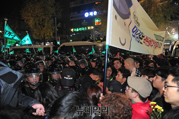 ▲ 내자동로터리에 모인 시위대가 경찰과 대치하고 있다. ⓒ뉴데일리 공준표 기자