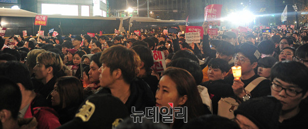 ▲ 19일 광화문광장 일대에서 박근혜 대통령의 퇴진을 요구하는 '4차 촛불시위'가 열렸다. ⓒ뉴데일리 공준표 기자