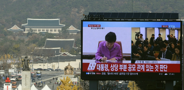 ▲ 검찰이 최순실 게이트에 대한 중간수사 결과를 발표하는 모습이 20일 오전 서울 중구 한 전광판에 생중계 되고 있는 가운데, 뒷쪽으로 미세먼지에 휩싸인 청와대의 전경이 보이고 있다. ⓒ뉴시스 사진DB