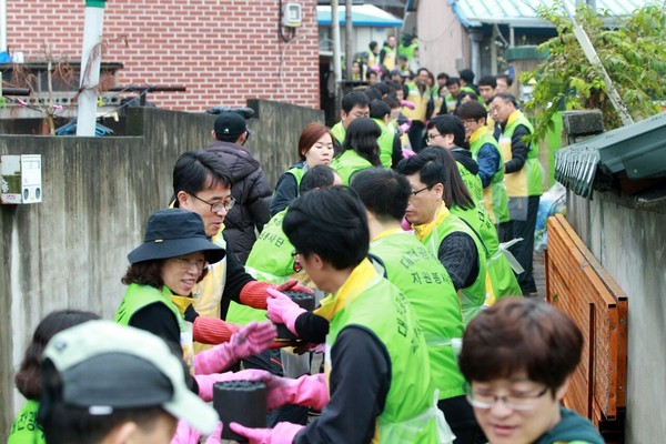 ▲ 대전시 공무원들이 연탄을 나르고 있다.ⓒ대전시