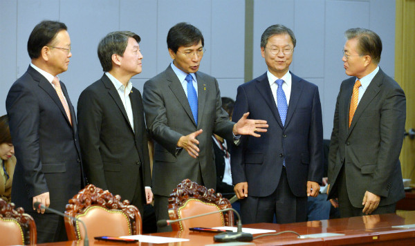 ▲ 야권의 이른바 대권주자들이 20일 의원회관에 모여 오찬 회동을 가졌다. 이날 오찬 회동에 앞선 공개 모두발언에서는 국민의당 천정배 전 대표(사진 오른쪽에서 두 번째)가 내각분권형 개헌 논의의 필요성을 언급했는데도, 정작 최종 합의문에는 개헌 관련 언급이 빠져 의아함을 낳고 있다. ⓒ뉴시스 사진DB