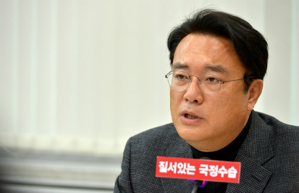 ▲ 새누리당 정진석 원내대표가 20일 국회에서 긴급기자간담회를 열어 야당이 탄핵안을 발의한다면 책임있는 논의에 응하겠다는 뜻을 밝히고 있다. ⓒ뉴시스 사진DB