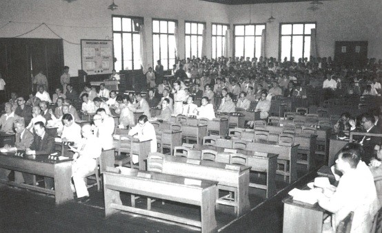 ▲ 대통령 임기 8.15만료 동의안을 통과시킨 부산 피난 국회 의사당 내부모습. 마치 대학 강의실 같이 보인다. 1952.6.23.(자료사진)