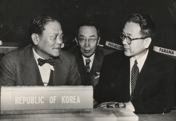 ▲ 민국당 사무총장 조병옥(왼쪽)과 총리를 사임한 장면(오른쪽). 사진은 1948년 유엔대표단으로 유엔회의에 참석한 모습.(자료사진)