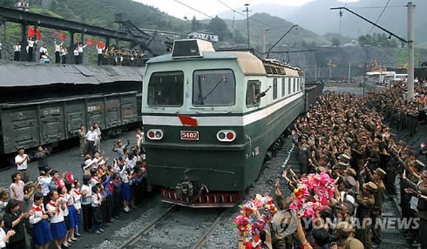 ▲ 선전매체에 등장하는 북한 열차. 실제 열차는 대부분의 창문이 깨져 있고, 500km 거리를 운행하는데 열흘 씩 걸린다고 한다. ⓒ연합뉴스. 무단전재 및 재배포 금지.