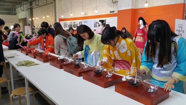 ▲ 충북 청주시문화산업진흥재단에서 열리고 있는 ‘2016젓가락페스티벌’에서 참가자들이 미니 젓가락 체험을 하고 있다.ⓒ청주시