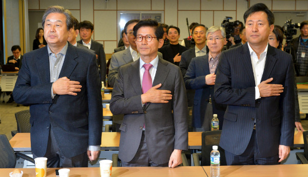 ▲ 새누리당 김무성 전 대표최고위원과 김문수 전 경기도지사, 오세훈 전 서울특별시장이 20일 오후 의원회관에서 열린 비상시국회의 총회에 앞서 국기에 대한 경례를 하고 있다. ⓒ뉴시스 사진DB