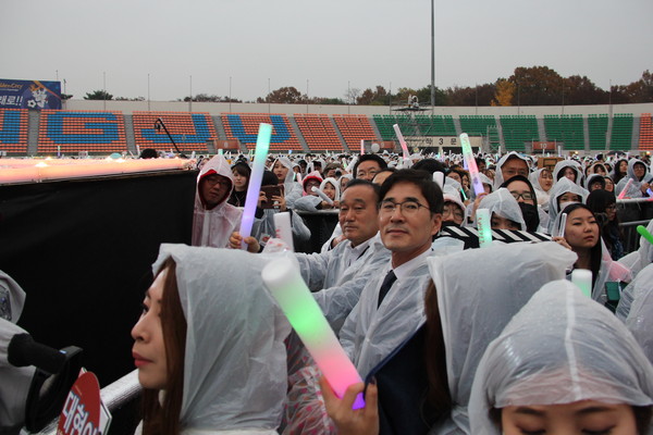 ▲ 희망경주, 함께하는 대한민국’이라는 주제로 지난 18일 경주 시민운동장에서 열린 KBS 뮤직뱅크 경주특집이 성황리에 열린 가운데 최양식 경주시장, 김장주 경북도 행정부지사가 행사를 관람하고 있다.ⓒ경북도 제공