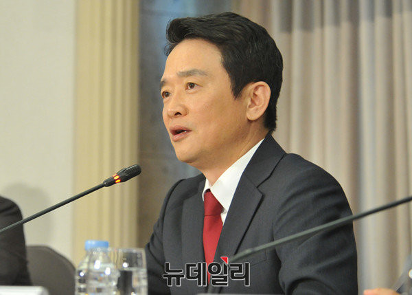 ▲ 남경필 경기도지사는 21일 MBC라디오에 출연해 새누리당 탈당과 신당 창당을 시사하며, 자신을 회유하려 한 친박 핵심을 향해서는 정계를 은퇴하라고 돌직구를 꽂았다. ⓒ뉴데일리 이종현 기자