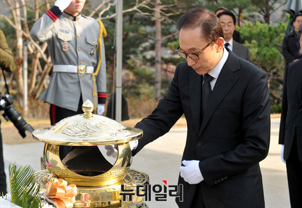 ▲ 이명박 전 대통령이 21일 서울 동작동 국립현충원 김영삼 전 대통령 묘역을 찾아 분향하고 있다. ⓒ뉴데일리 이종현 기자