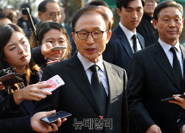 ▲ 이명박 전 대통령이 21일 서울 동작동 국립현충원 김영삼 전 대통령 묘역에 참배하고 나오면서, 취재진의 요청에 따라 정국 수습에 관한 입장을 밝히고 있다. ⓒ뉴데일리 이종현 기자