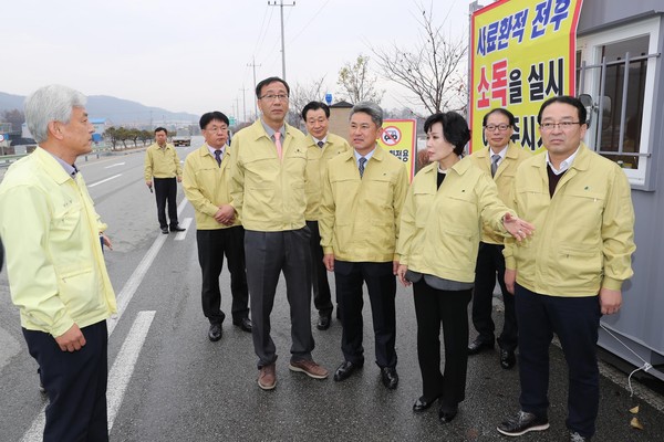 ▲ 충북도의회 김양희 의장 등 의원들이 21일 음성지역 AI발생 현장을 방문해 근무자들을 격려하고 있다.ⓒ충북도의회