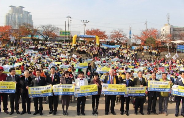 ▲ 국제라이온스협회 충북지구가 16일 청주 무심천 롤러스케이트장 일원에서 환경정화 봉사활동을 가졌다.ⓒ충북라이온스협회