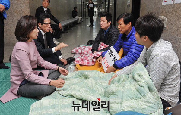 ▲ 새누리당 나경원 의원과 정병국 의원이 이정현 대표의 사퇴를 주장하며 단식 농성중인 당협위원장들을 만나 이야기를 나누는 모습. ⓒ뉴데일리 이종현 기자