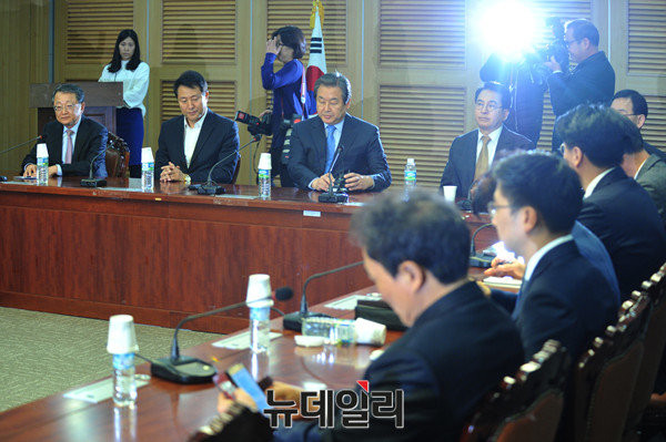 ▲ 새누리당 비상시국위원회 모습. 지난 20일 비상시국위원회는 박근혜 대통령의 출당을 요구하는 한편 탈당 절차에 착수키로 의견을 모았다. ⓒ뉴데일리 이종현 기자