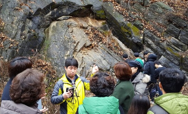 ▲ 단양 Geo Edu Tour에 참가한 교사, 담당자들이 단양 천동 다리안 계곡에서 지질구조를 살펴보고 있다.ⓒ단양교육지원청