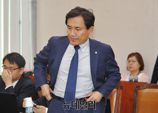 ▲ 새누리당 김진태 의원. 사진은 그가 지난 17일 국회 법제사법위원회에 참석했을 당시 모습. ⓒ뉴데일리 이종현 기자