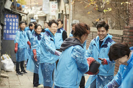 지난 18일 서울 마포구 일대에서 서울디지털대학교 교직원 등 30여명이 연탄 나누기 봉사활동에 참여하고 있다. ⓒ서울디지털대