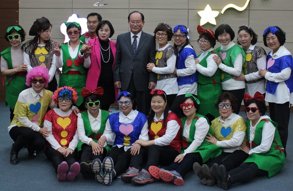 ▲ 지난해 평생학습 참가자들이 꿈드림 콘서트를 마치고 기념촬영을 한 모습.ⓒ단양군