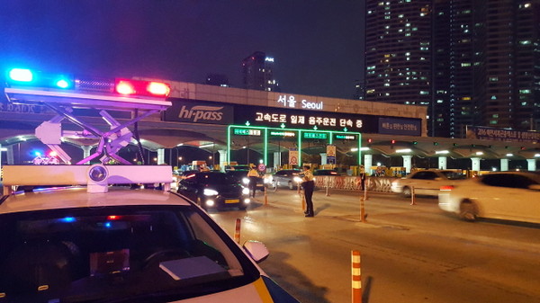 ▲ 서울 고속도로 톨게이트에서 실시되고 있는 음주운전 단속 모습.ⓒ서울경찰청 제공