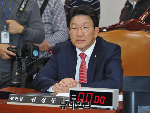 새누리당 권성동 의원이 22일 원내대책회의에서 "박 대통령이 본인에 대한 소추 사실을 부인할 경우 탄핵까지 4~6개월이 걸릴 것"이라고 예상했다. ⓒ뉴데일리 이종현 기자