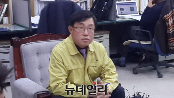 ▲ 충북도 전원건 농정국장이 22일 도청에서 AI관련 브리핑을 하고 있다.ⓒ김종혁 기자