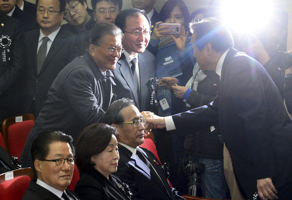 ▲ 22일 오전 서울 동작구 동작동 국립현충원에서 열린 김영삼 전 대통령 서거 1주기 추모식에 참석한 문재인(왼쪽) 전 더불어민주당 대표, 노회찬 정의당 원내대표가 김무성(오른쪽) 전 새누리당 대표와 인사를 나누고 있다.ⓒ뉴시스