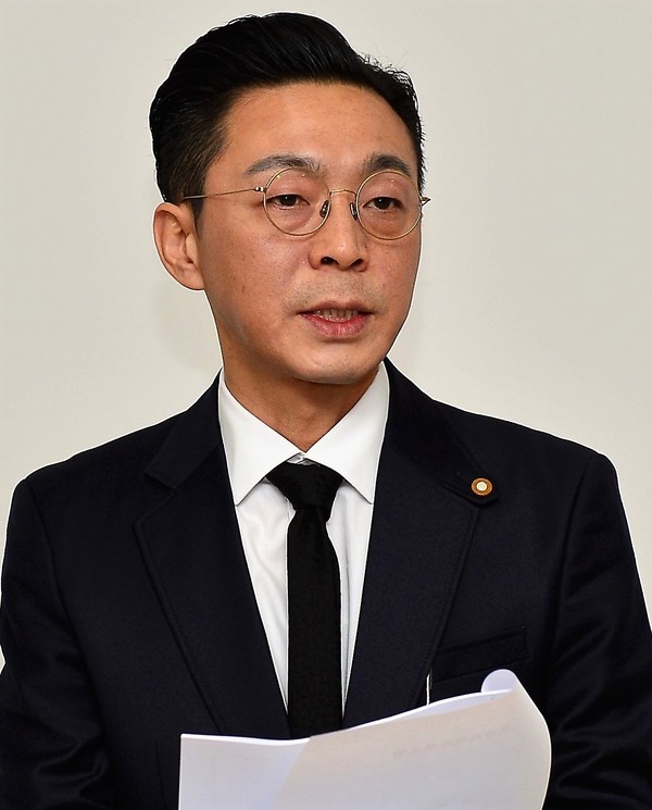 ▲ 이민우 제천천남주택조합 부장이 조합운영에 대한 기자회견을 하고 있다.ⓒ제천시
