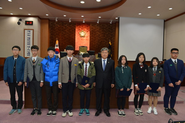 ▲ 김정문 제천시의회 의장이 학생들에게 장학금을 전달하고 기념촬영을 가졌다.ⓒ제천시의회