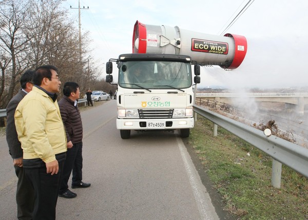 ▲ 이승훈 충북 청주시장이 22일 옥산면 미호천 철새도래지 방역 현장을 방문했다.ⓒ청주시