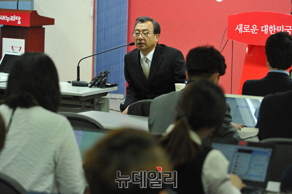 ▲ 새누리당 이정현 대표가 22일 당사에서 기자간담회를 열고 기자들의 질문을 받고 있다. 그는 이날 위기 수습 방안으로 비상대책위원회를 구성하는 방안을 최고위에서 논의할 수 있다고 밝혔다. ⓒ뉴데일리 이종현 기자