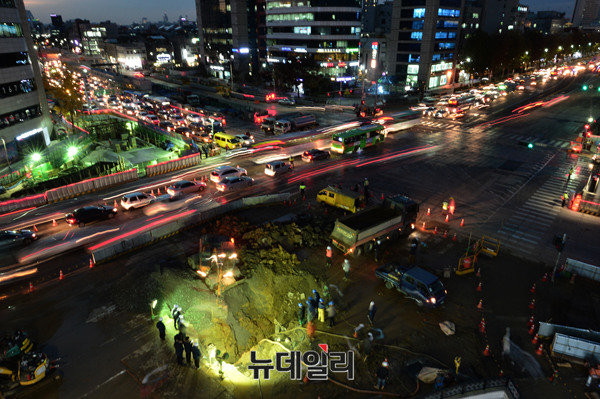 ▲ 22일 오후 6시 현재 상수도관 파열로 석촌역 사거리 일대에 극심한 교통체증이 빚어지고 있다.   ⓒ 정상윤 기자