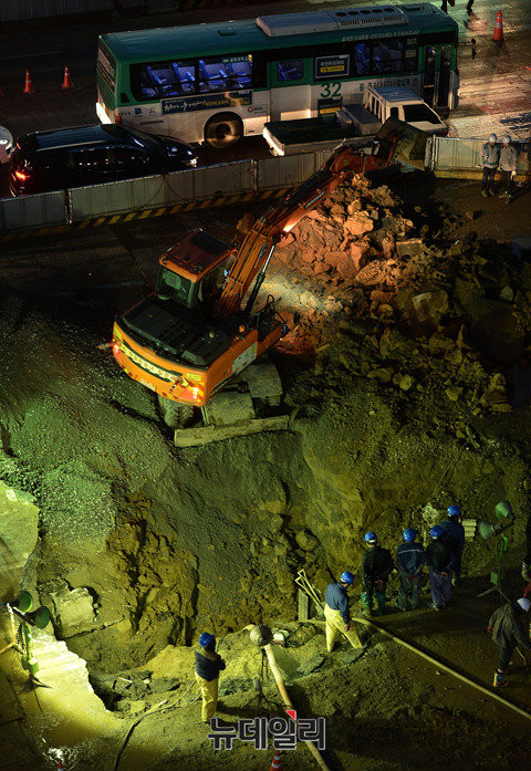 ▲ 22일 오후 6시 현재 상수도관 파열로 석촌역 사거리 일대에 극심한 교통체증이 빚어지고 있다.   ⓒ 정상윤 기자