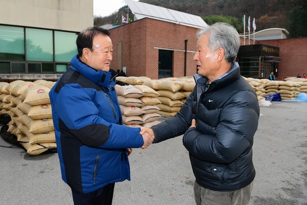 ▲ 지난 22일 부항사등복지관 현장을 찾은 박보생 김천시장이 현장관계자를 만나 애로사항 등을 청취했다.ⓒ김천시 제공