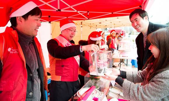 ▲ 22일 판교 유스페이스 광장에서 열린 SK행복나눔바자회에서 자원봉자자로 나선 SK 구성원들이 물건을 판매하고 있다.ⓒSK그룹