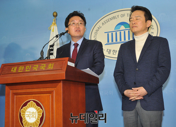 ▲ 무소속 김용태 의원이 23일 YTN라디오 〈신율의 출발새아침〉에 출연해 "새누리당 의원들이 탄핵에 대한 입장을 밝혀야 한다"고 말했다. 오른쪽은 지난 22일 그와 함께 탈당한 남경필 경기도지사.ⓒ뉴데일리 이종현 기자