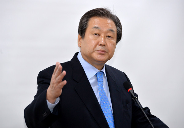 ▲ 새누리당 김무성 전 대표최고위원이 23일 오전 의원회관에서 긴급기자회견을 열어 대선 불출마와 박근혜 대통령 즉시 탄핵, 개헌 추진 등의 입장을 밝히고 있다. ⓒ뉴시스 사진DB