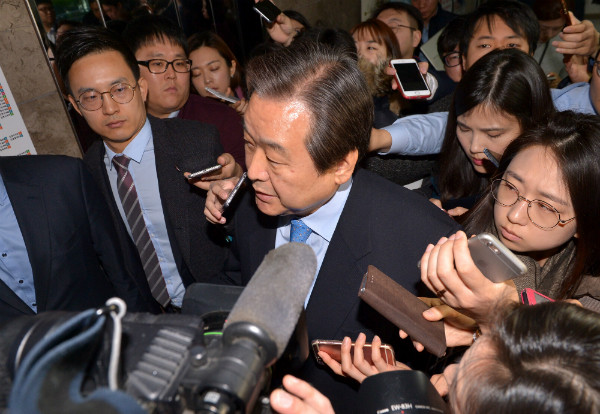 ▲ 새누리당 김무성 전 대표최고위원이 23일 오전 의원회관에서 대선 불출마를 선언하는 기자회견을 가진 직후, 취재진과 뒤엉켜 회견장을 빠져나가고 있다. ⓒ뉴시스 사진DB