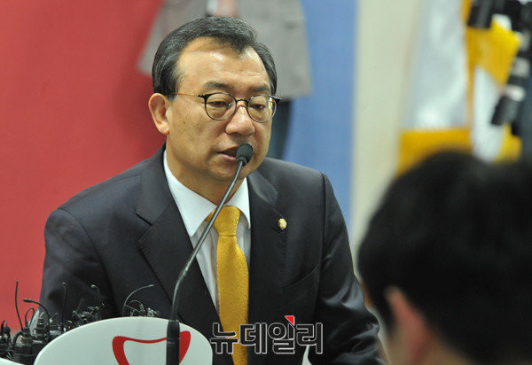 ▲ 새누리당 이정현 대표가 23일 긴급 기자회견을 열고 "차기 비대위원장을 논의해달라"고 거듭 요청했다. ⓒ뉴데일리 이종현 기자