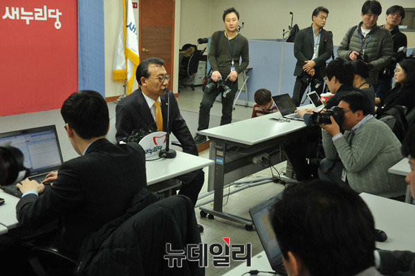 ▲ 새누리당 이정현 대표가 기자간담회를 하는 모습. 그는 매 기자간담회마다 기자들이 쓰는 의자와 같은 의자에 앉아 질문에 답한다. ⓒ뉴데일리 이종현 기자