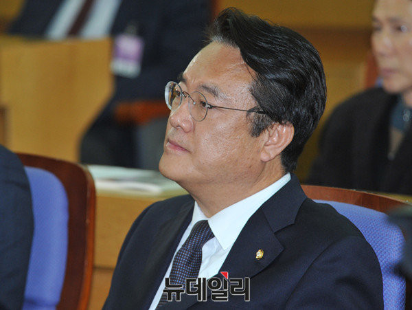 ▲ 정진석 원내대표는 이정현 대표와 야당과 공세를 펼 때는 발을 맞추고 있지만 현재 최고위원회의에는 불참하면서 선을 긋고 있다. ⓒ뉴데일리 이종현 기자